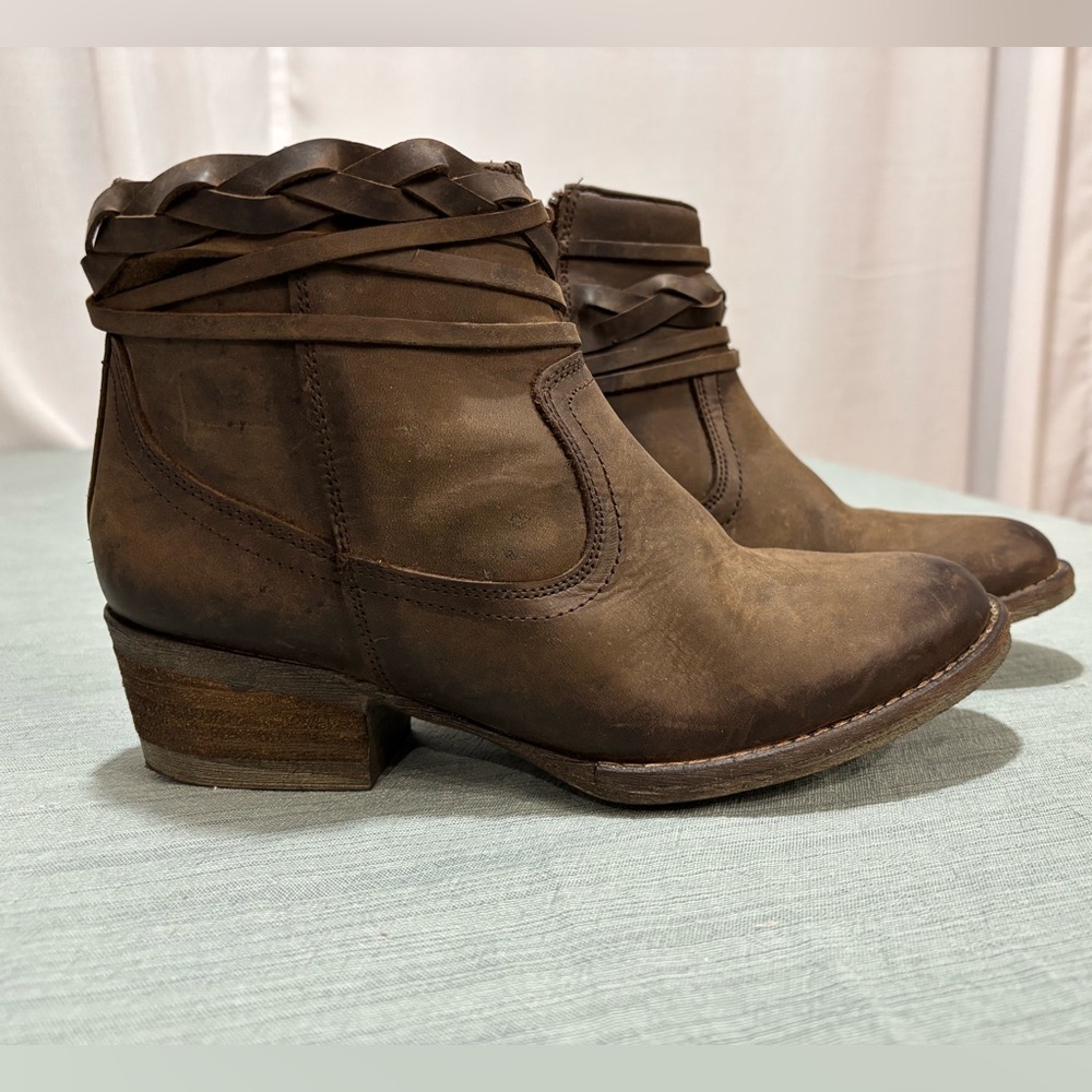 Circle G Distressed Brown Ankle Booties Braided 7 New